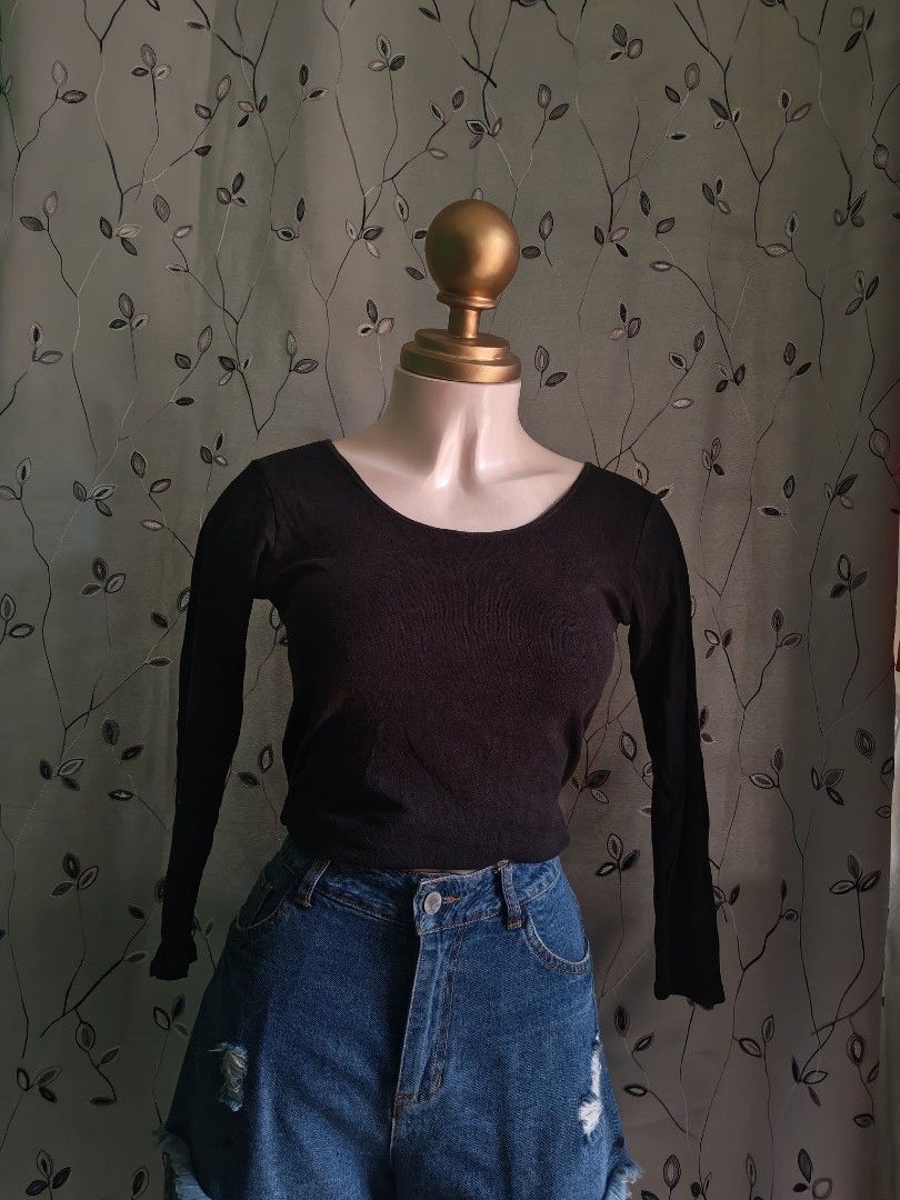 Black Long-Sleeve Scoop Neck Crop Top (Category: Longsleeves) located in Caloocan City. Submitted by _misskaye (Listing ID 1470044668, Image 1). Description: - Color: Classic black - Style: Long-sleeve cropped top with a scoop neck - Fabric: Soft, stretchy cotton-blend ribbed material - Fit: Waist-length, perfect for high-waisted bottoms - Versatility: A wardrobe staple that's easy to match with jeans or shorts.