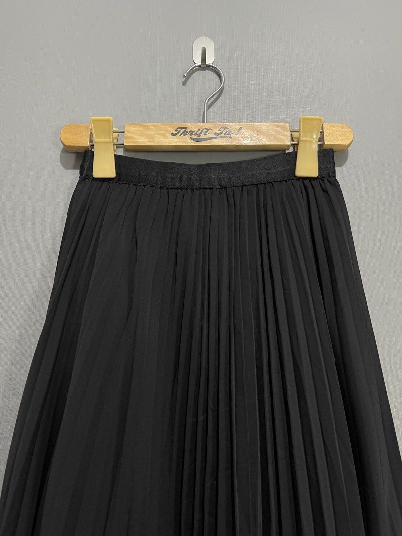 Black Pleated Skirt (Category: Skirts) located in Davao. Submitted by yannrussel00 (Listing ID 1470090667, Image 2). Description: 📍𝗟𝗢𝗖𝗔𝗧𝗜𝗢𝗡: 𝗗𝗔𝗩𝗔𝗢 𝗖𝗜𝗧𝗬 📌 𝗜𝘁𝗲𝗺 𝗦𝘁𝗶𝗹𝗹 𝗔𝘃𝗮𝗶𝗹𝗮𝗯𝗹𝗲 𝗥𝗘𝗔𝗗 𝗗𝗘𝗧𝗔𝗜𝗟𝗦 𝗕𝗘𝗟𝗢𝗪 ⬇️ ‼️ No brand but same quality ng uniqlo pleated skirt With inner lining Waist 22-30 via tape measure Length 32.5” Condition 10/10 Like new No issue ₱380 + SF.
