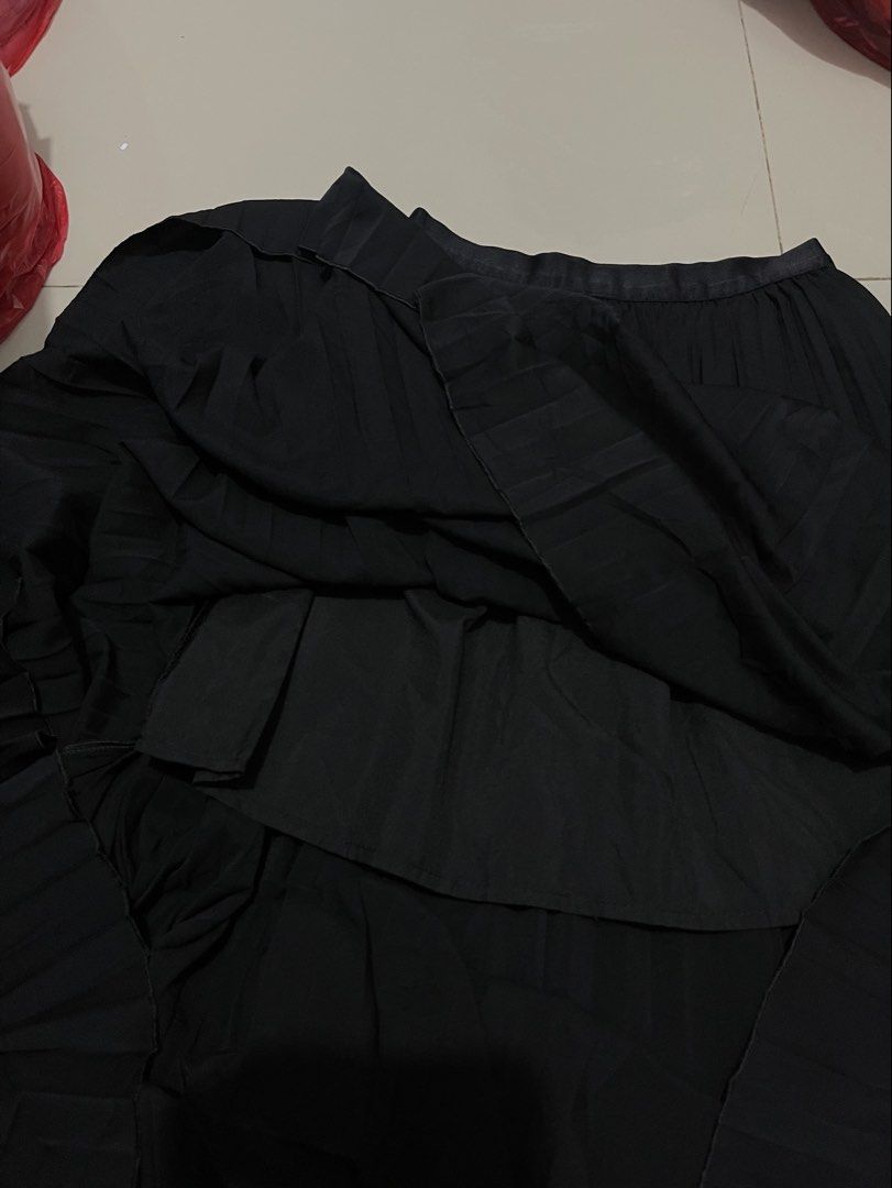 Black Pleated Skirt (Category: Skirts) located in Davao. Submitted by yannrussel00 (Listing ID 1470090667, Image 3). Description: 📍𝗟𝗢𝗖𝗔𝗧𝗜𝗢𝗡: 𝗗𝗔𝗩𝗔𝗢 𝗖𝗜𝗧𝗬 📌 𝗜𝘁𝗲𝗺 𝗦𝘁𝗶𝗹𝗹 𝗔𝘃𝗮𝗶𝗹𝗮𝗯𝗹𝗲 𝗥𝗘𝗔𝗗 𝗗𝗘𝗧𝗔𝗜𝗟𝗦 𝗕𝗘𝗟𝗢𝗪 ⬇️ ‼️ No brand but same quality ng uniqlo pleated skirt With inner lining Waist 22-30 via tape measure Length 32.5” Condition 10/10 Like new No issue ₱380 + SF.