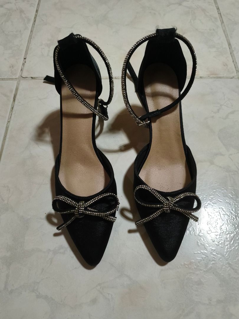 Black Pointed Toe Heels with Rhinestone Bow and Ankle Strap (Category: Heels) located in Cavite. Submitted by benta.ni.jm (Listing ID 1470031473, Image 2). Description: Size: US8 Women's Condition: 9.5/10 Issue: 📩📩📩.