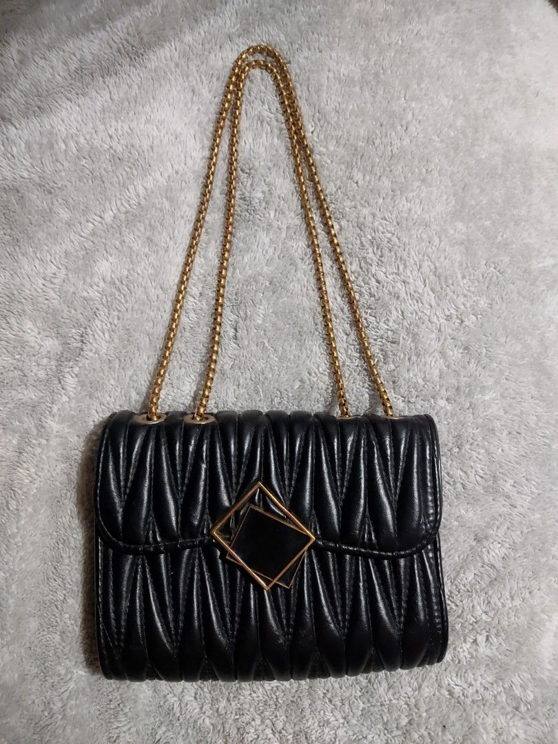 Black Quilted bag (Category: Cross-body Bags) located in Paete. Submitted by xiaochao.16 (Listing ID 1470089417, Image 1). Description: .
