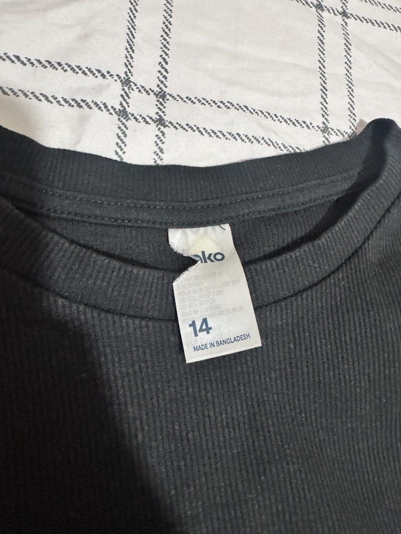 Black Ribbed Long Sleeve Crop Top Size 14 (Category: Longsleeves) located in Santiago. Submitted by krizelangelap (Listing ID 1470112384, Image 3). Description: - Color: Classic black - Style: Cropped long sleeve top with crew neckline - Fabric: Soft, stretchy, and super comfortable for daily wear - Condition: Minimal signs of wear (Note: Brand tag is partially torn near the collar).