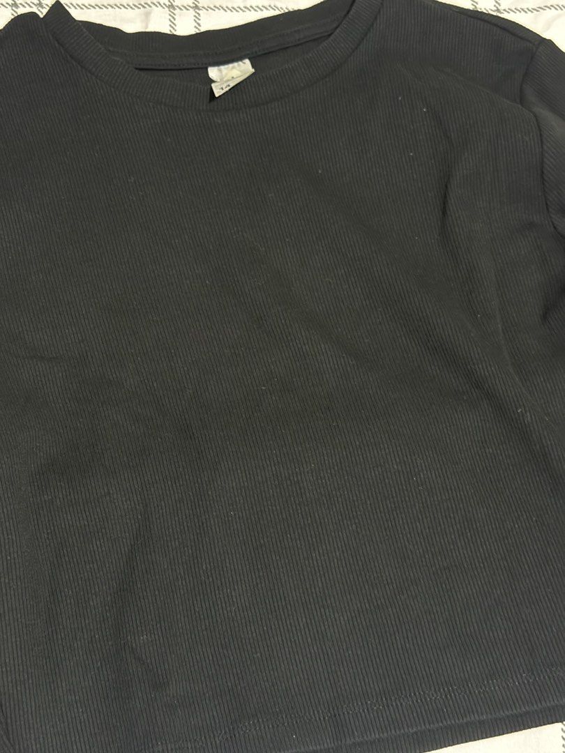 Black Ribbed Long Sleeve Crop Top Size 14 (Category: Longsleeves) located in Santiago. Submitted by krizelangelap (Listing ID 1470112384, Image 2). Description: - Color: Classic black - Style: Cropped long sleeve top with crew neckline - Fabric: Soft, stretchy, and super comfortable for daily wear - Condition: Minimal signs of wear (Note: Brand tag is partially torn near the collar).