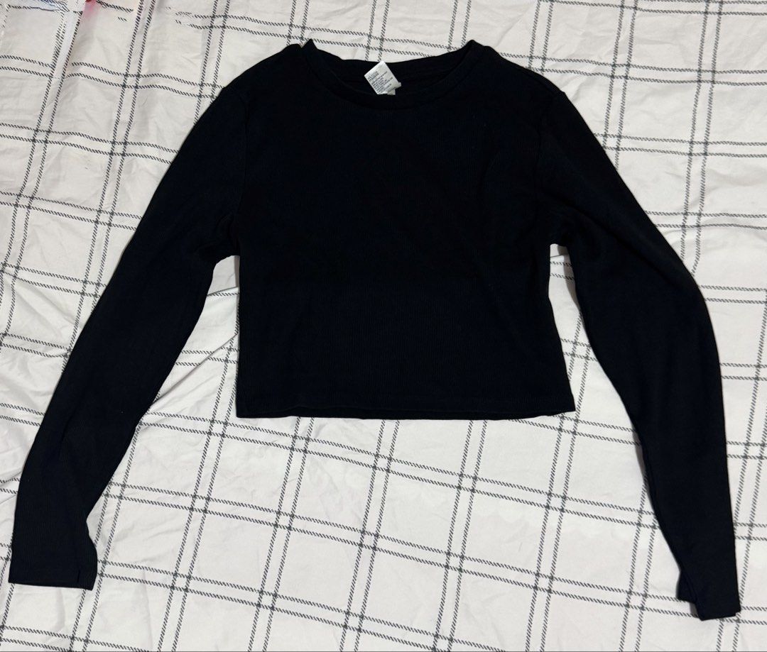 Black Ribbed Long Sleeve Crop Top Size 14 (Category: Longsleeves) located in Santiago. Submitted by krizelangelap (Listing ID 1470112384, Image 1). Description: - Color: Classic black - Style: Cropped long sleeve top with crew neckline - Fabric: Soft, stretchy, and super comfortable for daily wear - Condition: Minimal signs of wear (Note: Brand tag is partially torn near the collar).
