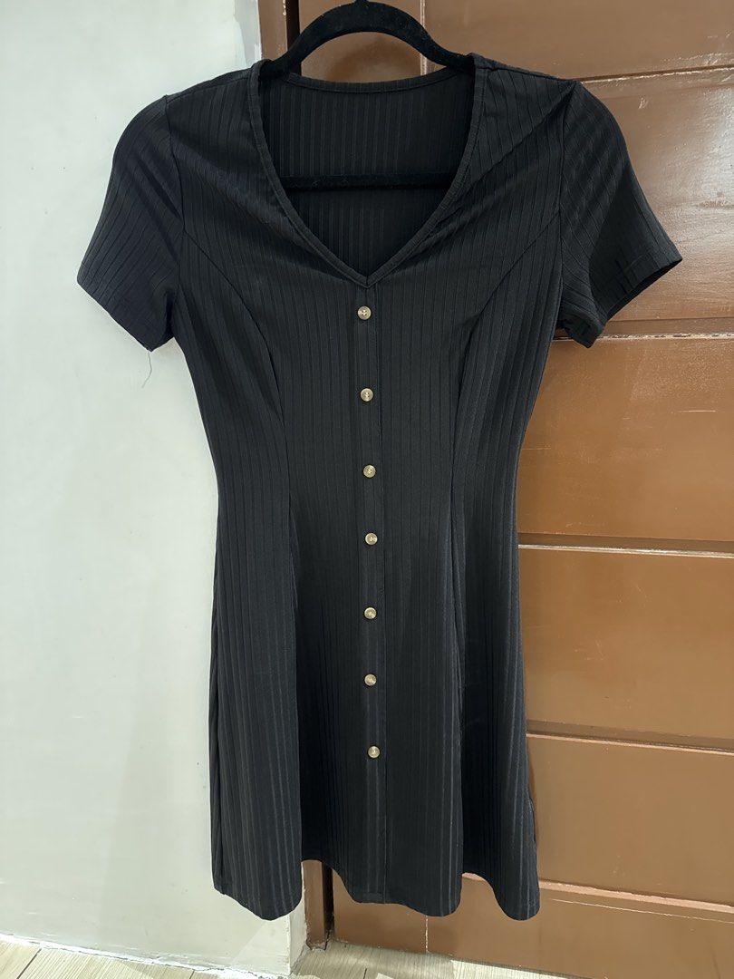 Black Ribbed V-Neck Short Sleeve Button-Front Mini Dress (Category: Dresses) located in Santa Rosa. Submitted by maaarrriieela (Listing ID 1469968674, Image 1). Description: - Brand: SHEIN - Size: S (EU 36 / UK 8 / US 4) - Color: Classic black - Material: Stretchy ribbed knit fabric for ultimate comfort - Design: V-neckline, short sleeves, and functional light brown front buttons - Fit: Fitted bodice with a flattering slight flare at the skirt - 