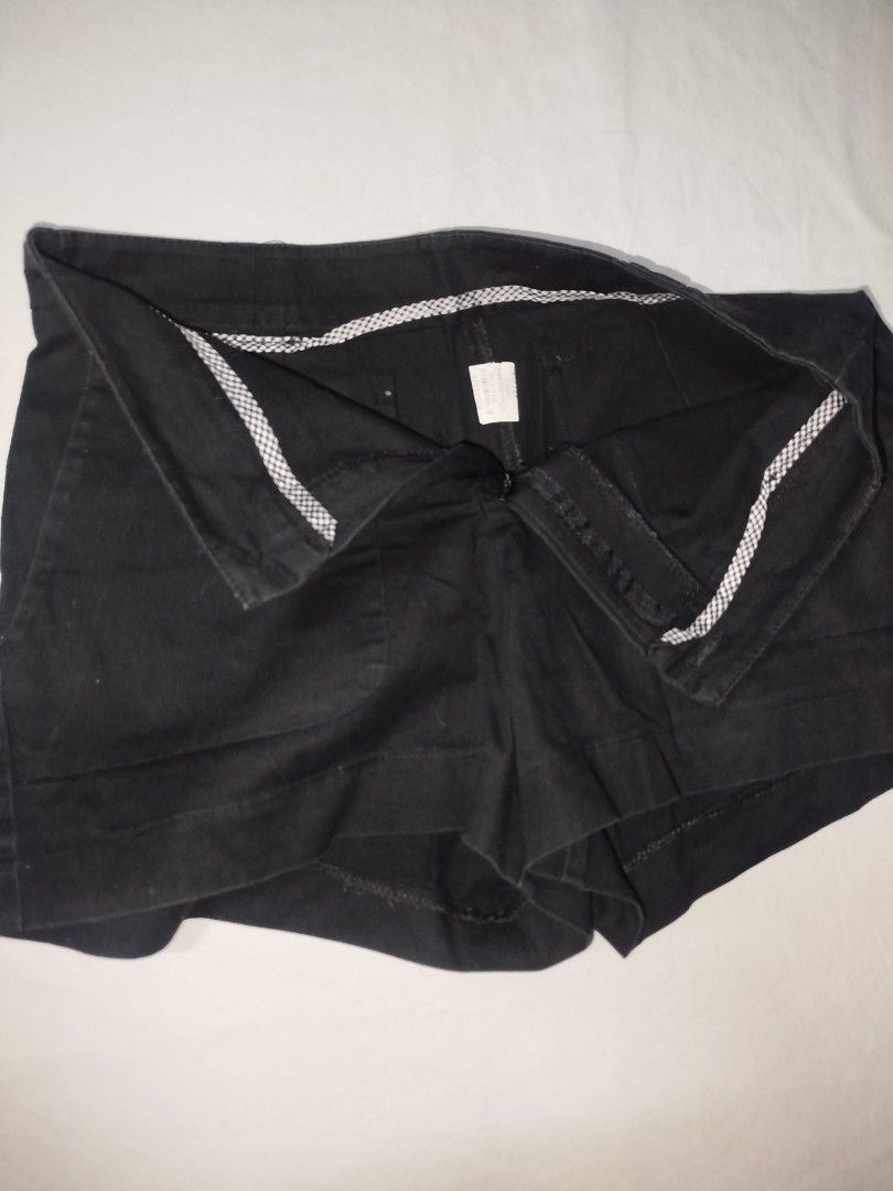Black Shorts with Front Pockets Size 16 (Category: Shorts) located in Cavite. Submitted by raxcollection (Listing ID 1469993909, Image 3). Description: Flat Lay Measurements: Waist: 15 inch Length: 15 inch 🚚 Delivery: Lalamove or J&T 💳 Payment: GCash only 📍 Location: General Trias, Cavite.