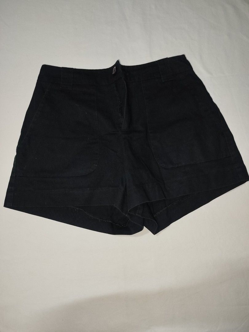 Black Shorts with Front Pockets Size 16 (Category: Shorts) located in Cavite. Submitted by raxcollection (Listing ID 1469993909, Image 1). Description: Flat Lay Measurements: Waist: 15 inch Length: 15 inch 🚚 Delivery: Lalamove or J&T 💳 Payment: GCash only 📍 Location: General Trias, Cavite.
