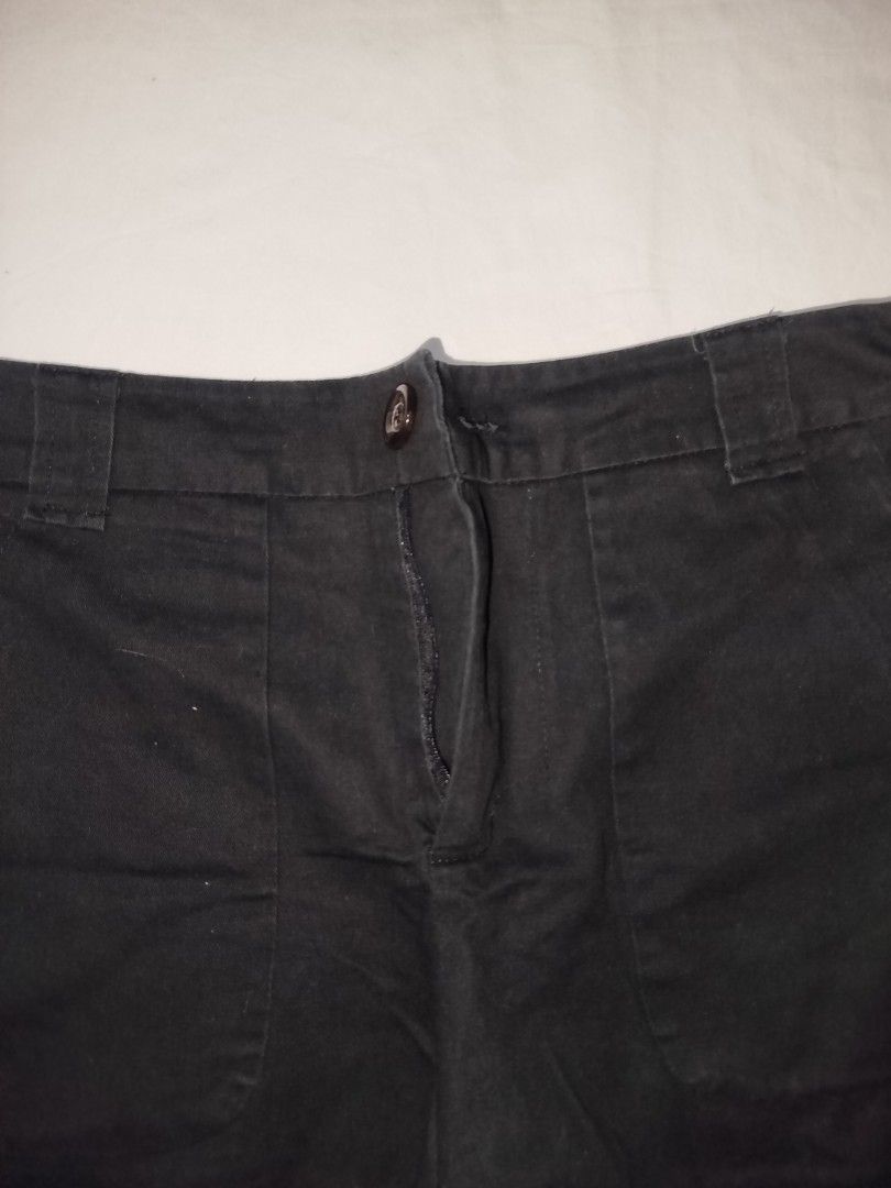 Black Shorts with Front Pockets Size 16 (Category: Shorts) located in Cavite. Submitted by raxcollection (Listing ID 1469993909, Image 2). Description: Flat Lay Measurements: Waist: 15 inch Length: 15 inch 🚚 Delivery: Lalamove or J&T 💳 Payment: GCash only 📍 Location: General Trias, Cavite.