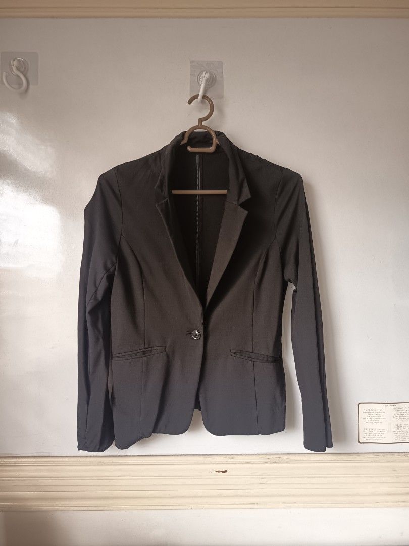 Black single button casual blazer (Category: Coats, Jackets and Outerwear) located in Muntinlupa City. Submitted by liaadeclutters (Listing ID 1470005996, Image 1). Description: - Color: Classic black - Material: Lightweight fabric - The size says L but sakto lang siya on me (an M).
