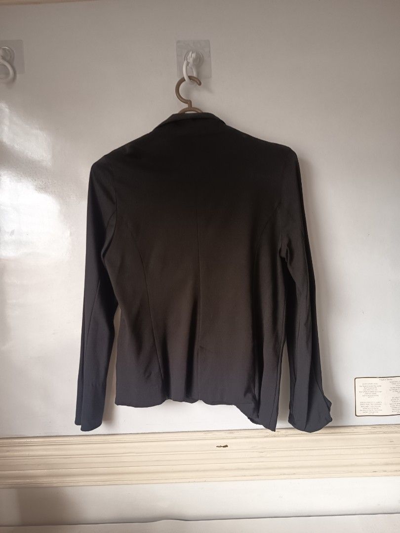 Black single button casual blazer (Category: Coats, Jackets and Outerwear) located in Muntinlupa City. Submitted by liaadeclutters (Listing ID 1470005996, Image 2). Description: - Color: Classic black - Material: Lightweight fabric - The size says L but sakto lang siya on me (an M).