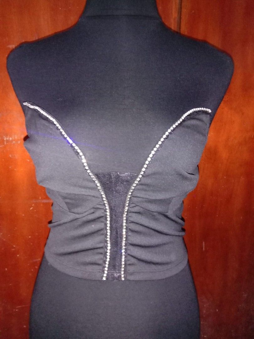 Black strapless corset crop top with rhinestone trim (Category: Sleeveless) located in Batangas. Submitted by sheenx.09 (Listing ID 1470072001, Image 1). Description: - Color: Black - xl on tag (xl to 2xl) - di lang po boning pero super gandaa 🥰 - Style: Strapless crop top with structured side ruching 😊 - Design: Rhinestone trim neckline and plunging corset effect in front ✅ - Detail: Contrast fabric texture on the center panel - Occasion: Perf
