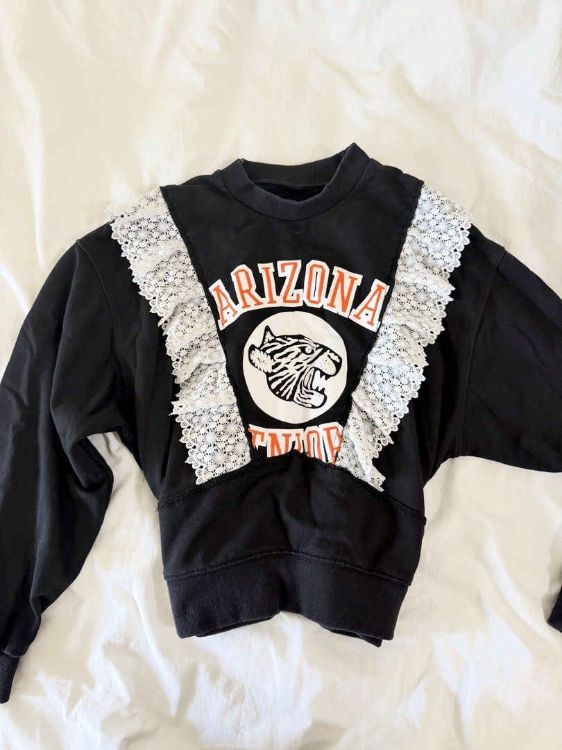 black sweatshirt (Category: Longsleeves) located in Manila. Submitted by nicswhuut (Listing ID 1470119254, Image 1). Description: 📌can do lalamove (manila area only!) 📌j&t for outside manila 📌mop: gcash, maya, or metrobank 📌loc: sampaloc, manila 📌lp are posted UNLESS u r getting 2 or more items then i can give discount 🤗.