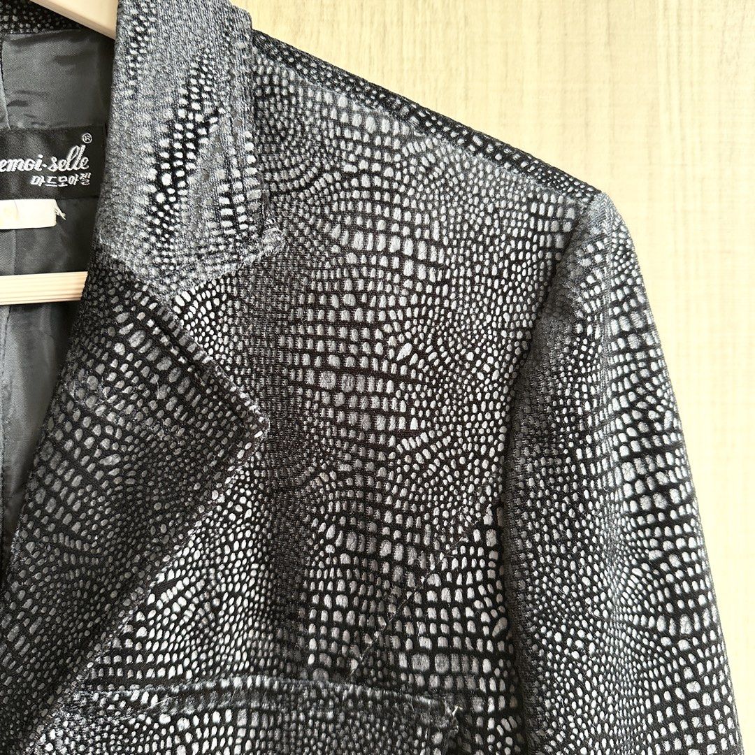 Black Textured Suede Cropped Blazer (Category: Coats, Jackets and Outerwear) located in Makati City. Submitted by alilbitofeverything.ph (Listing ID 1469951229, Image 2). Description: 📍Makati Size: small-medium No flaws.