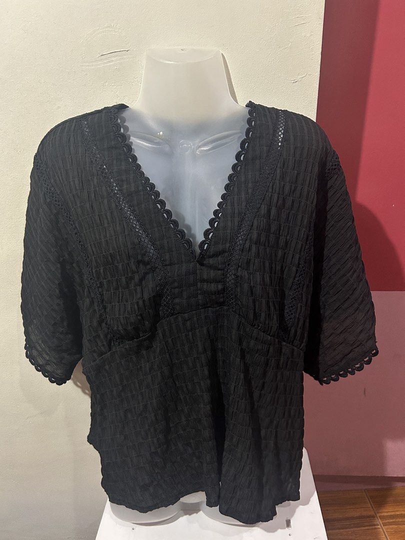 Black V Neck Lace Oversized Top (Category: Blouses) located in Marilao. Submitted by bamito (Listing ID 1470127091, Image 2). Description: - Brand: Shein - Color: Classic Black - Style: V-neck oversized top with chic lace trim details - Material: Textured fabric with a comfortable relaxed fit.