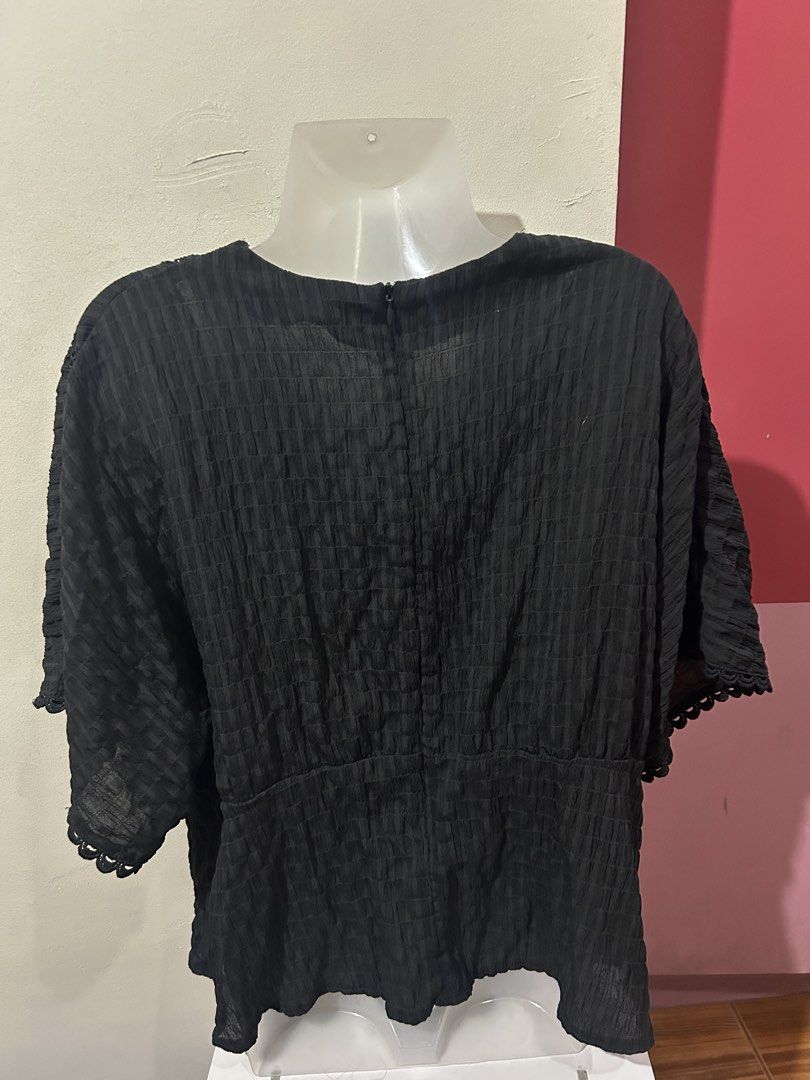 Black V Neck Lace Oversized Top (Category: Blouses) located in Marilao. Submitted by bamito (Listing ID 1470127091, Image 3). Description: - Brand: Shein - Color: Classic Black - Style: V-neck oversized top with chic lace trim details - Material: Textured fabric with a comfortable relaxed fit.