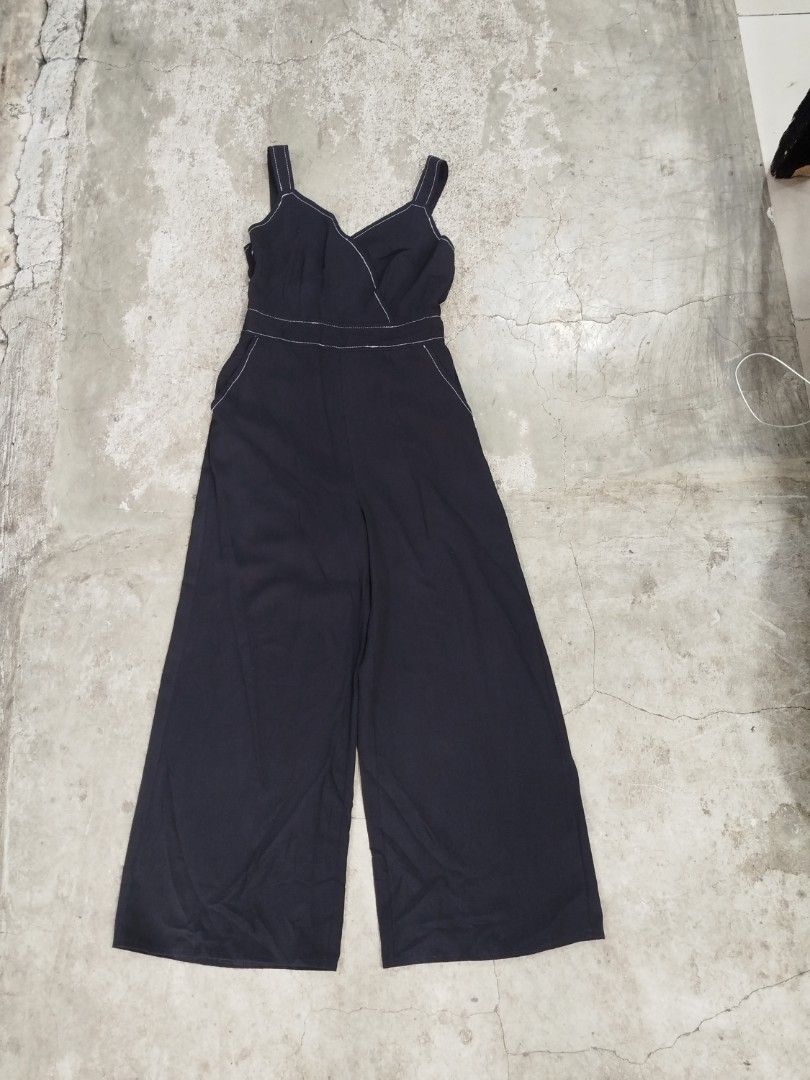 Black Wide Leg Jumpsuit with White Contrast Stitching (Category: Jumpsuits) located in Cebu City. Submitted by bedazzled23 (Listing ID 1469954513, Image 2). Description: Medium-Large Size Women Excellent Condition Need Wash 📍Cebu City.