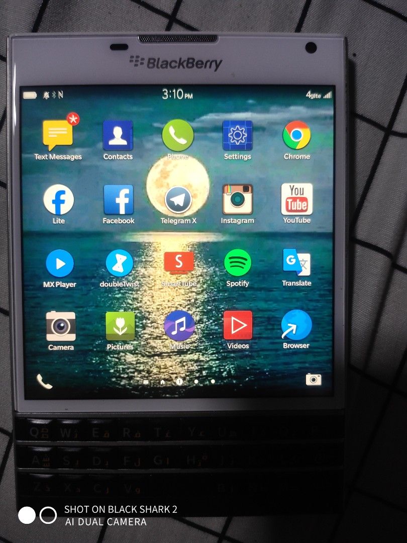 blackberry passport (Category: Android Others) located in Manila. Submitted by haringyambo (Listing ID 1470016007, Image 2). Description: selling for 5k blackberry passort no issue unit only all bottons working.