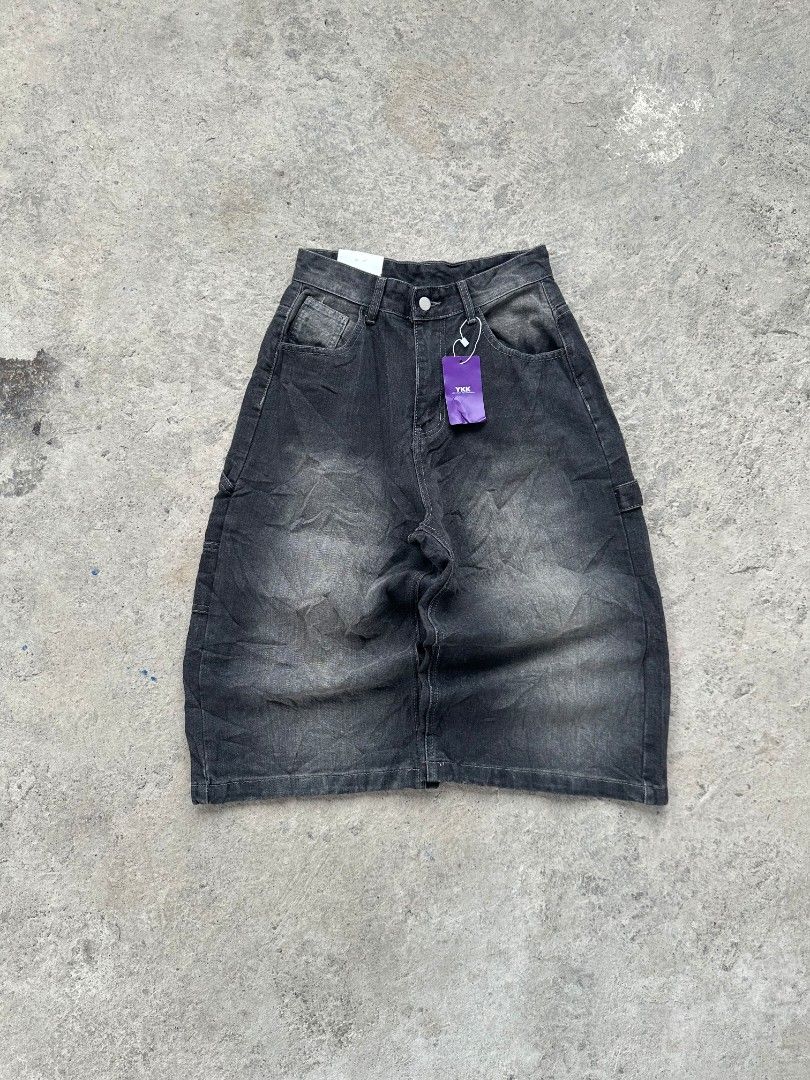 Blackwash longjorts carpenter (Category: Other Bottoms) located in Davao. Submitted by boss_kel (Listing ID 1470098629, Image 3). Description: Waist: 26-27 Lenght: 27 Thigh: 13 Hem: 11.5 Issue: ❌.