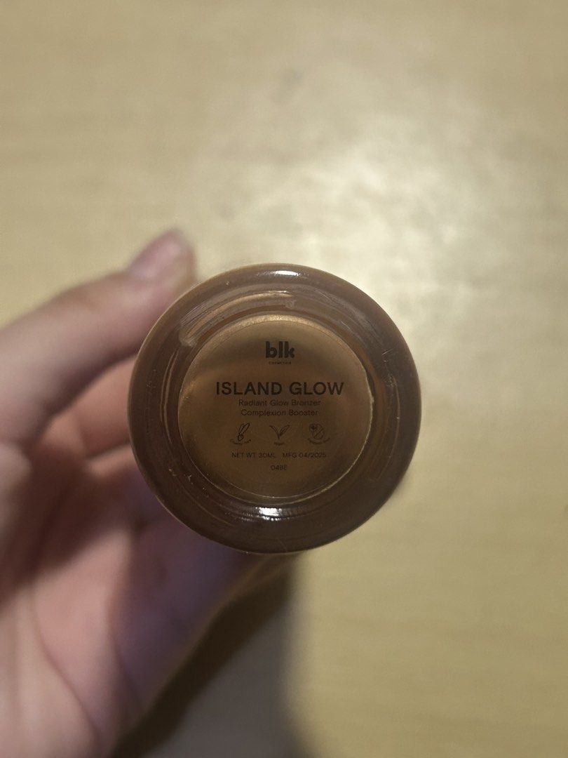 blk cosmetics Radiant Glow Filter Bronzer - Island Glow (Category: Makeup) located in Manila. Submitted by clariceobias (Listing ID 1470073679, Image 2). Description: - Brand: blk cosmetics - Product: Radiant Glow Filter Complexion Booster - Shade: Island Glow - only used a few times, bottle is not even half.