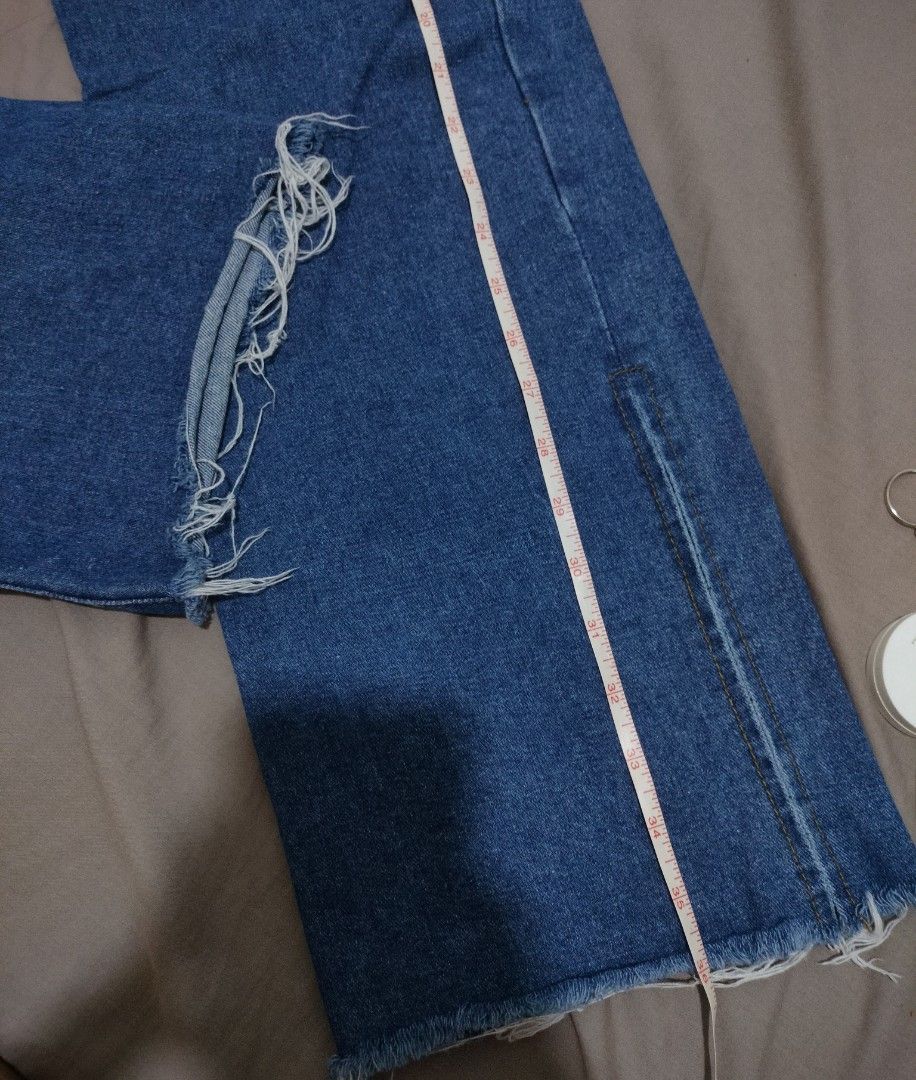 Blue denim wide leg raw hem jeans (Category: Jeans) located in Paranaque City. Submitted by ksmthng (Listing ID 1470084415, Image 3). Description: Loc: Parañaque.