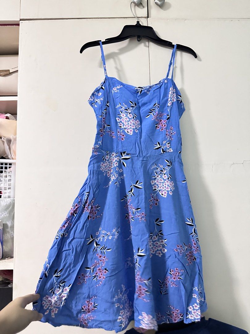 Blue Floral Spaghetti Strap Midi Dress (Category: Dresses) located in Quezon City. Submitted by bentabelles (Listing ID 1470119608, Image 2). Description: - Style: Blue midi dress with pink floral print and black leaf details - Design: Sleeveless with thin spaghetti straps, fitted bodice, and flared skirt - Waist: Cinched waistline for a flattering fit - Fabric: Lightweight with a subtle crinkle texture - Best for: Warm weather, casual days, and 