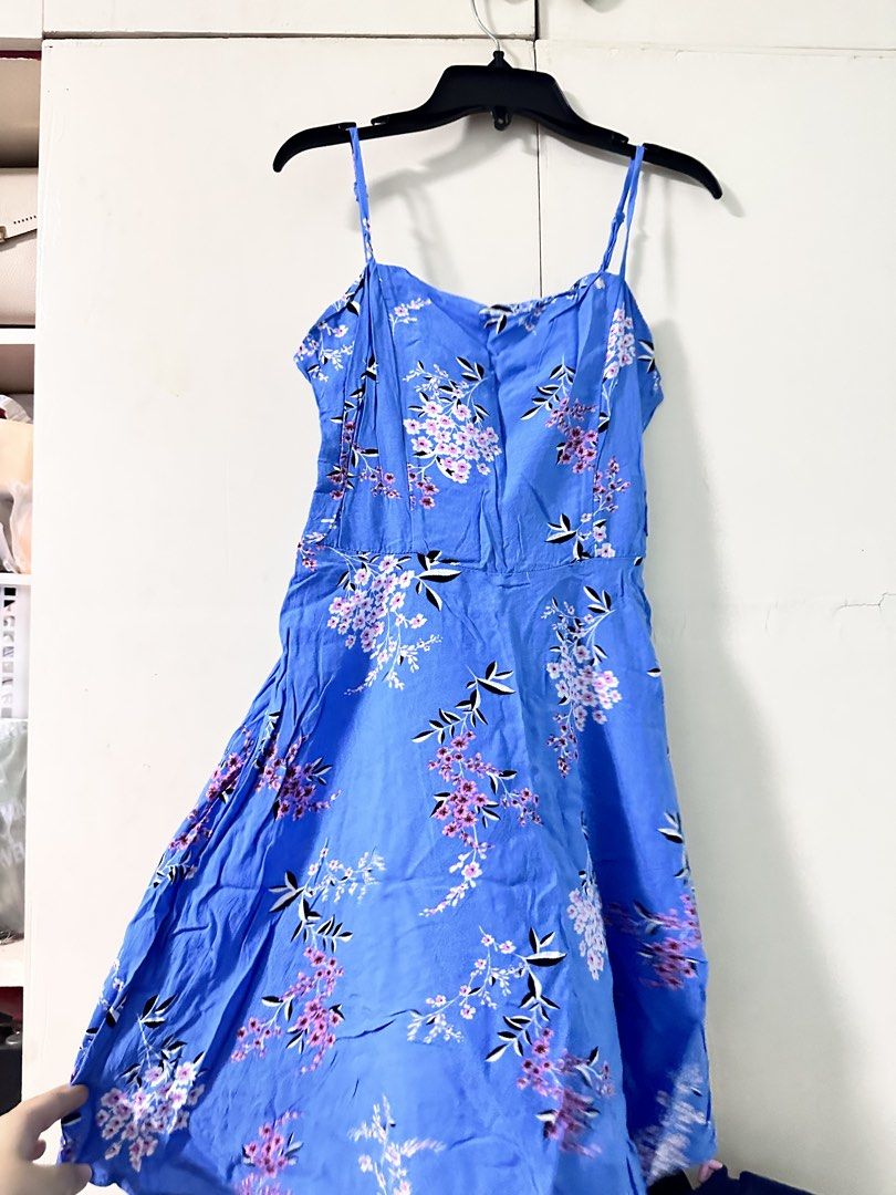 Blue Floral Spaghetti Strap Midi Dress (Category: Dresses) located in Quezon City. Submitted by bentabelles (Listing ID 1470119608, Image 1). Description: - Style: Blue midi dress with pink floral print and black leaf details - Design: Sleeveless with thin spaghetti straps, fitted bodice, and flared skirt - Waist: Cinched waistline for a flattering fit - Fabric: Lightweight with a subtle crinkle texture - Best for: Warm weather, casual days, and 