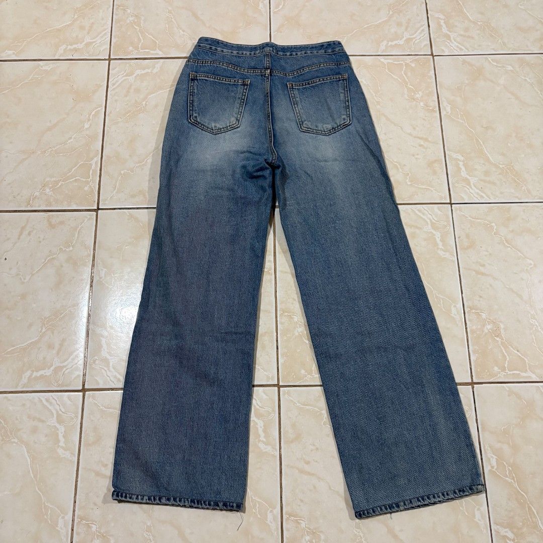 Blue Wide Leg Denim Jeans (Category: Jeans) located in El Salvador. Submitted by pretiezt2001 (Listing ID 1470033229, Image 2). Description: - Color/Wash: Medium wash blue - Fit: Relaxed straight fit, wide leg - Details: Classic front and back pockets, clean waistband with belt loops - Closure: Button fly - Styling: Versatile everyday staple, easy to pair with any top or sneakers.