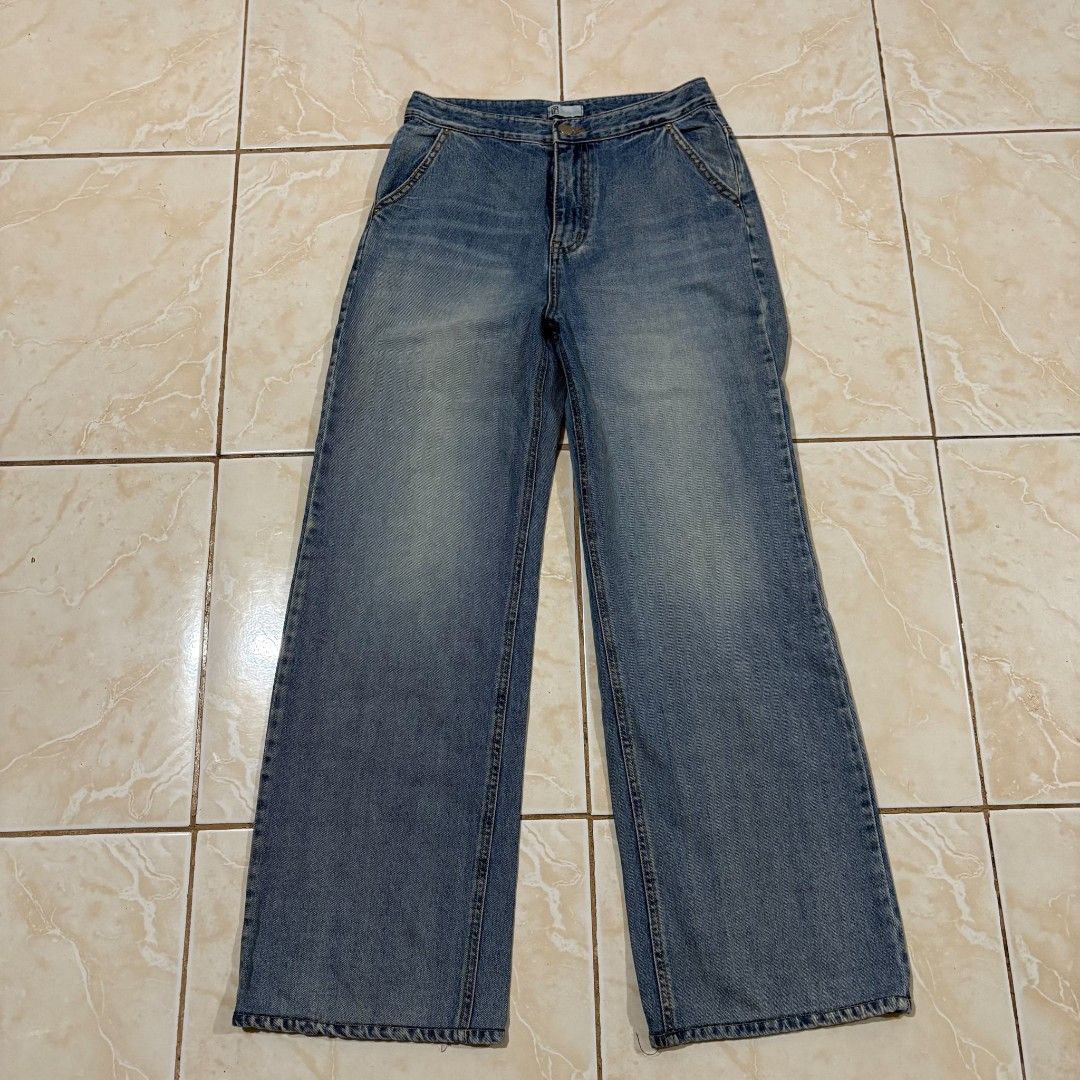 Blue Wide Leg Denim Jeans (Category: Jeans) located in El Salvador. Submitted by pretiezt2001 (Listing ID 1470033229, Image 1). Description: - Color/Wash: Medium wash blue - Fit: Relaxed straight fit, wide leg - Details: Classic front and back pockets, clean waistband with belt loops - Closure: Button fly - Styling: Versatile everyday staple, easy to pair with any top or sneakers.