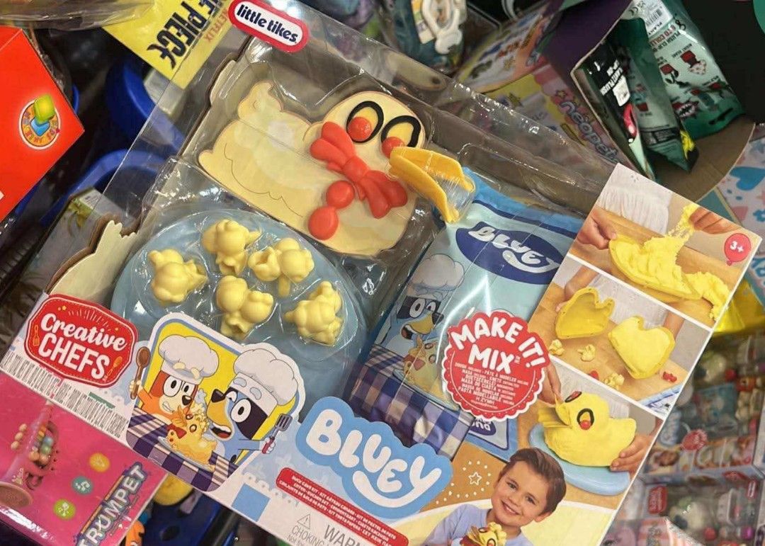 Bluey Creative Chefs Pavlova Kit Playdough Toy (Category: Kids Toys) located in Imus. Submitted by chie0308 (Listing ID 1470128459, Image 2). Description: - Brand new and unopened Bluey Creative Chefs baking playdough set - Includes vibrant dough, fun molds, toy whisk, toy eggs, mixing bowl, and strawberry decorations - Great, engaging activity for kids and young Bluey fans - Perfect gift idea for birthdays or special occasions.