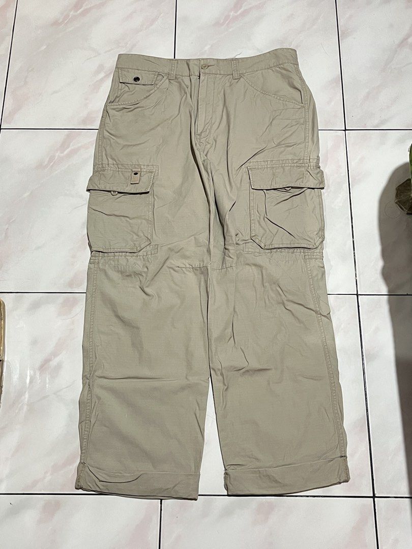 Bossini Cargo Pants (Category: Chinos) located in Bulacan. Submitted by levidiff (Listing ID 1469984969, Image 1). Description: Bossini Cargo Pants Ripstop Color: Khaki Issue: small pin hole / small stain Actual dimension: W - 34 L - 39 Leg opening - 9.