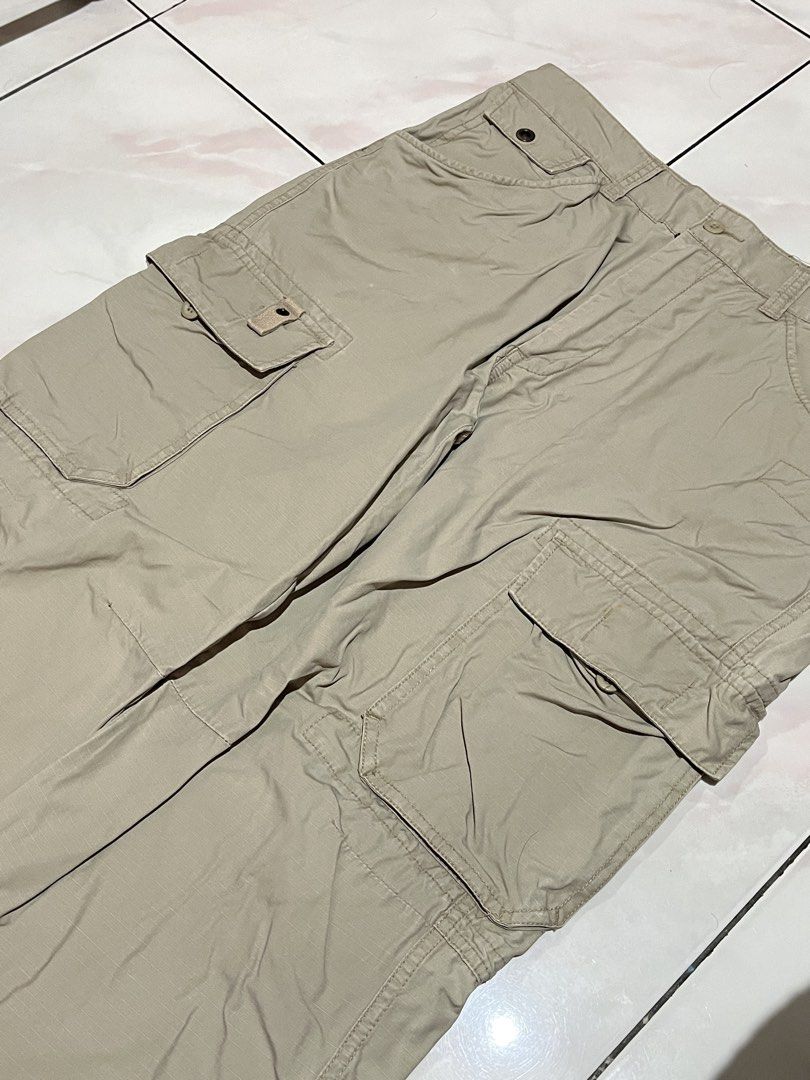 Bossini Cargo Pants (Category: Chinos) located in Bulacan. Submitted by levidiff (Listing ID 1469984969, Image 2). Description: Bossini Cargo Pants Ripstop Color: Khaki Issue: small pin hole / small stain Actual dimension: W - 34 L - 39 Leg opening - 9.
