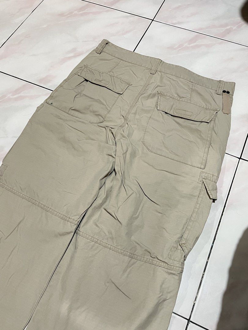Bossini Cargo Pants (Category: Chinos) located in Bulacan. Submitted by levidiff (Listing ID 1469984969, Image 3). Description: Bossini Cargo Pants Ripstop Color: Khaki Issue: small pin hole / small stain Actual dimension: W - 34 L - 39 Leg opening - 9.