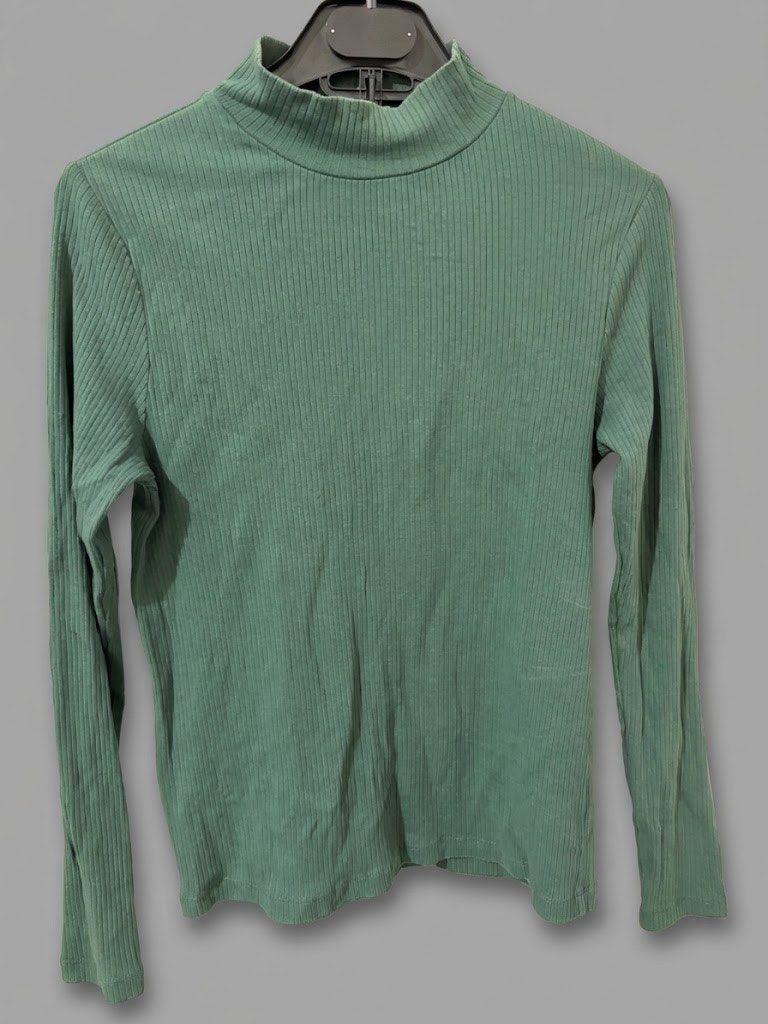 Bossini Green Turtle Neck (Category: Blouses) located in Quezon City. Submitted by jindori._. (Listing ID 1470030973, Image 1). Description: Dimensions (WxL): 16x23 Color rate: 8/10 Colors may vary due to lighting Ship out every weekends.