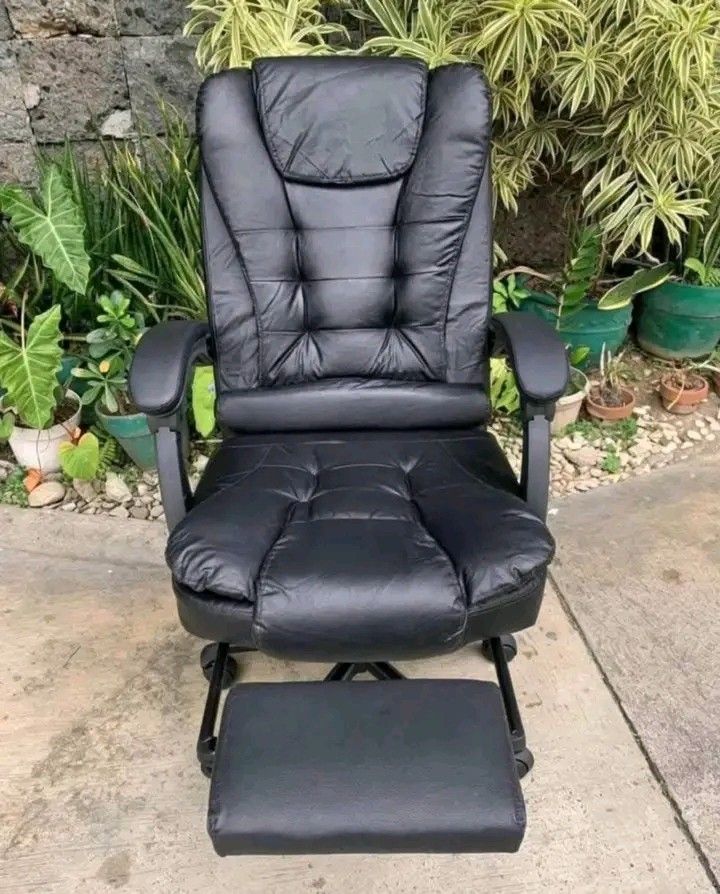 Boss/Office Chair (Category: Chairs) located in Makati City. Submitted by oideme (Listing ID 1470054184, Image 2). Description: .