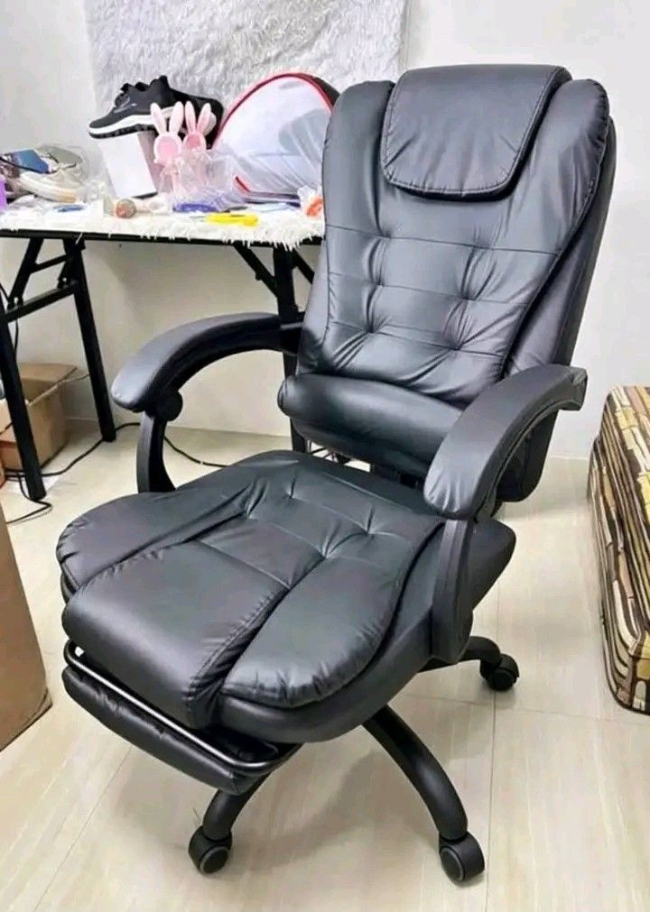 Boss/Office Chair (Category: Chairs) located in Makati City. Submitted by oideme (Listing ID 1470054184, Image 1). Description: .