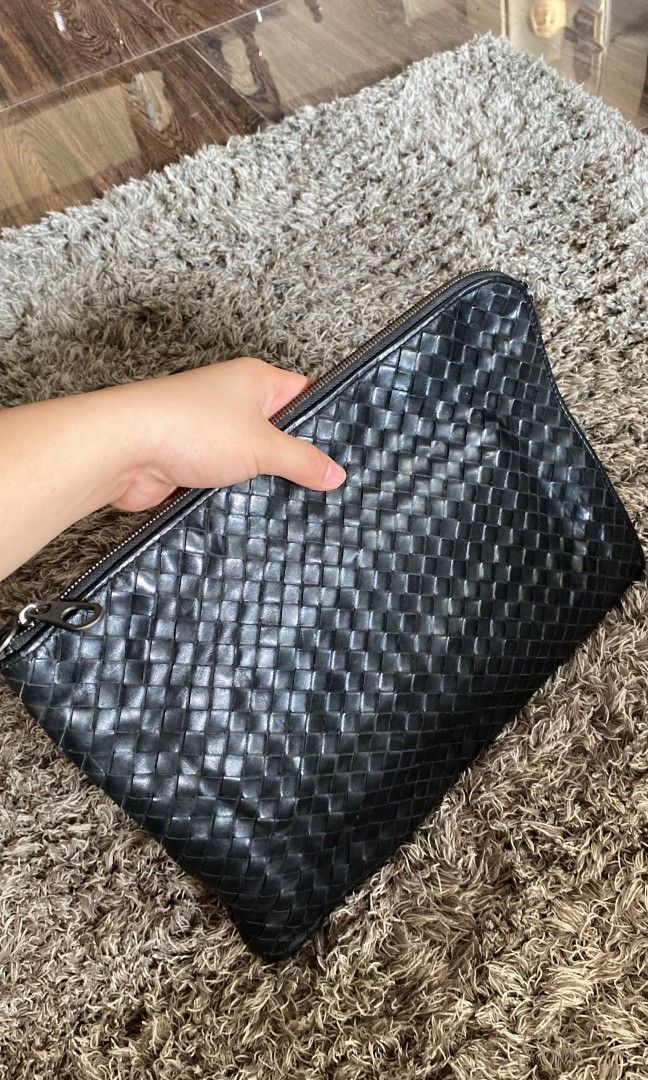 Bottega veneta (Category: Luxury Bags & Wallets) located in Tagum. Submitted by luxbagelyas (Listing ID 1470027441, Image 3). Description: 13 inches may dirt sa loob parang natuyo na candy good condition matibay.