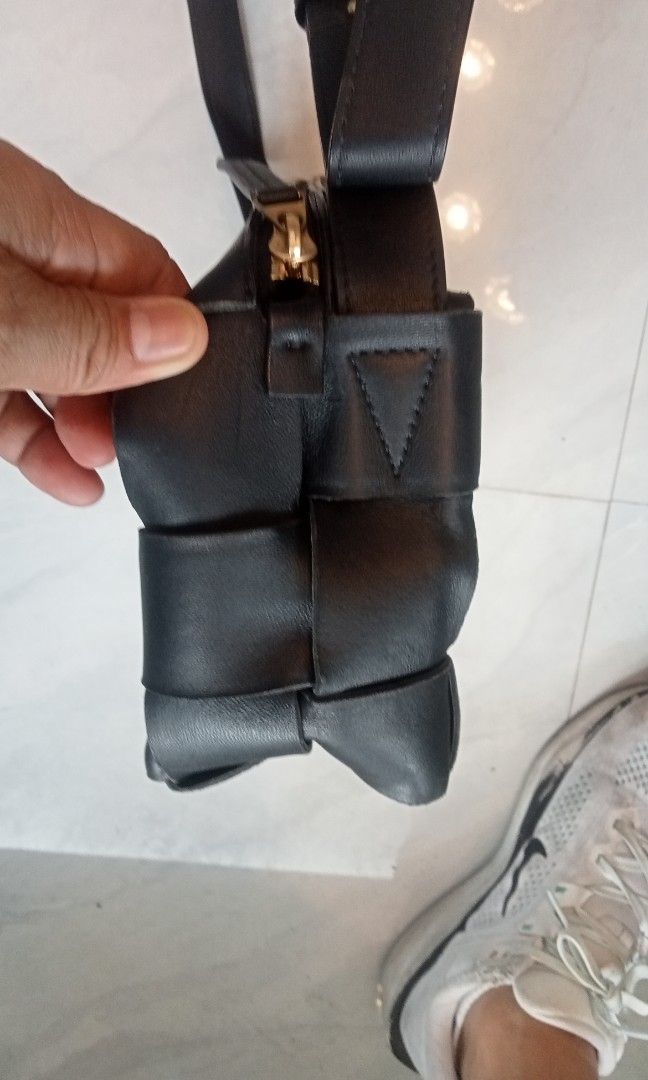 Bottega Veneta (Category: Luxury Bags & Wallets) located in Naga. Submitted by aboy1234245 (Listing ID 1470045380, Image 2). Description: Bottega veneta VGC.