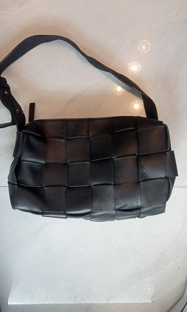 Bottega Veneta (Category: Luxury Bags & Wallets) located in Naga. Submitted by aboy1234245 (Listing ID 1470045380, Image 1). Description: Bottega veneta VGC.