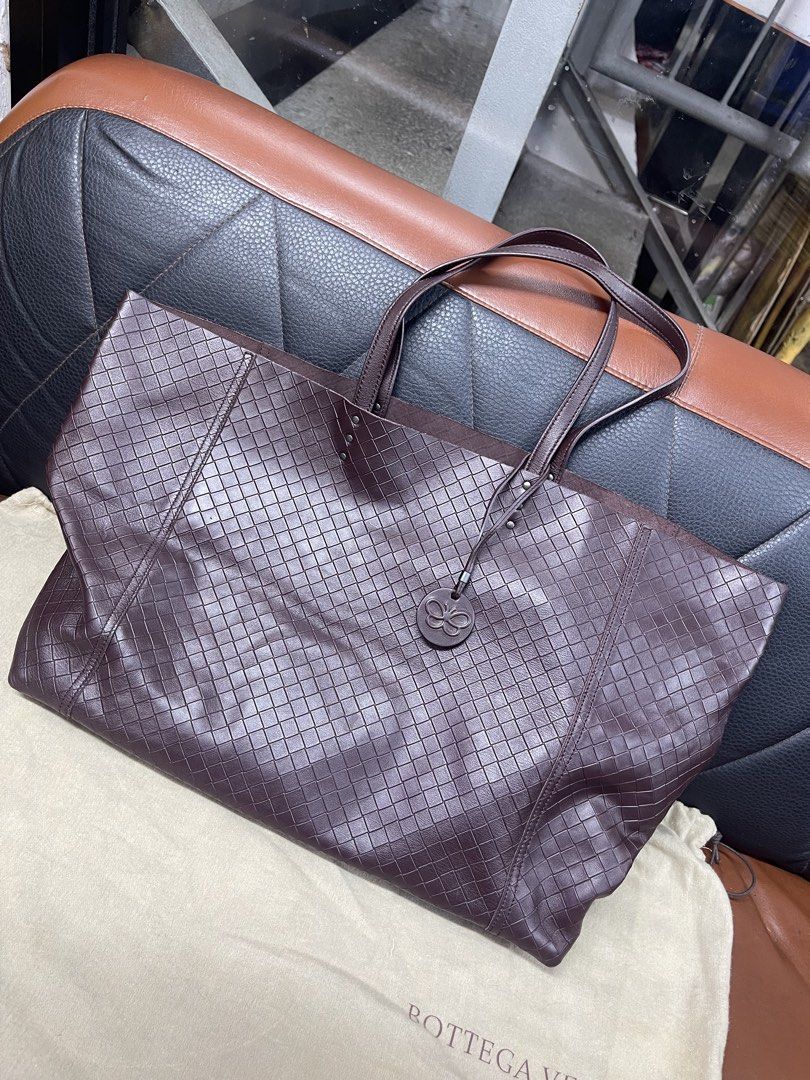 Bottega Veneta (Category: Luxury Bags & Wallets) located in Aguinaldo. Submitted by edcellchiu02448 (Listing ID 1470113498, Image 2). Description: Bottega veneta tote Authentic rank a excillent condition.