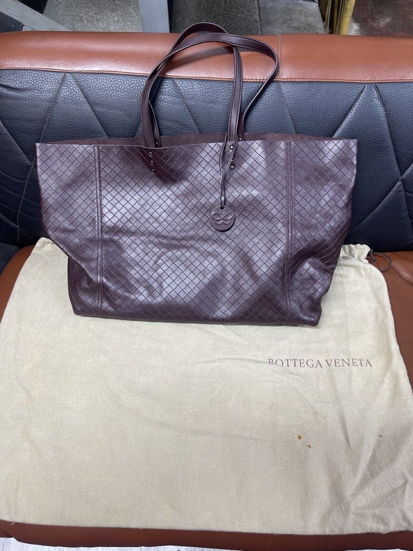 Bottega Veneta (Category: Luxury Bags & Wallets) located in Aguinaldo. Submitted by edcellchiu02448 (Listing ID 1470113498, Image 1). Description: Bottega veneta tote Authentic rank a excillent condition.