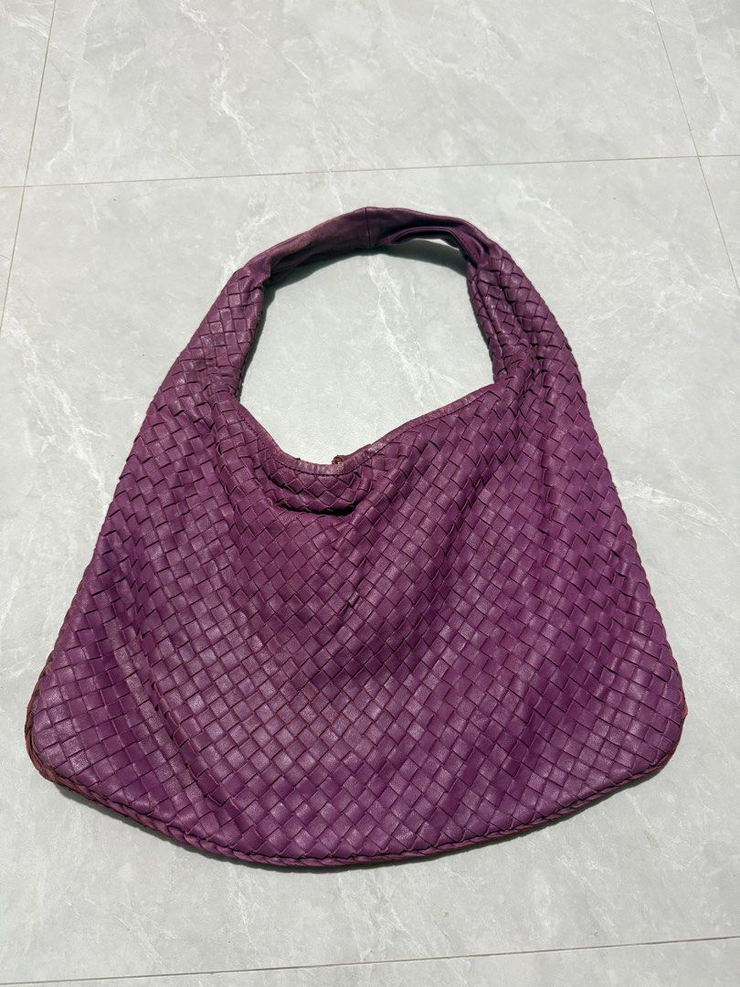 Bottega Veneta Hobo (Category: Shoulder Bags) located in Calumpit. Submitted by Essentiality (Listing ID 1470102979, Image 1). Description: Bottega Veneta Hobo Off only ₱1,500.