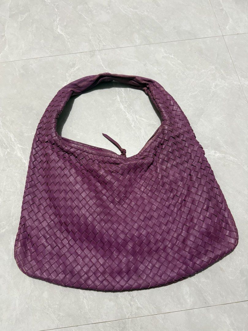 Bottega Veneta Hobo (Category: Shoulder Bags) located in Calumpit. Submitted by Essentiality (Listing ID 1470102979, Image 2). Description: Bottega Veneta Hobo Off only ₱1,500.