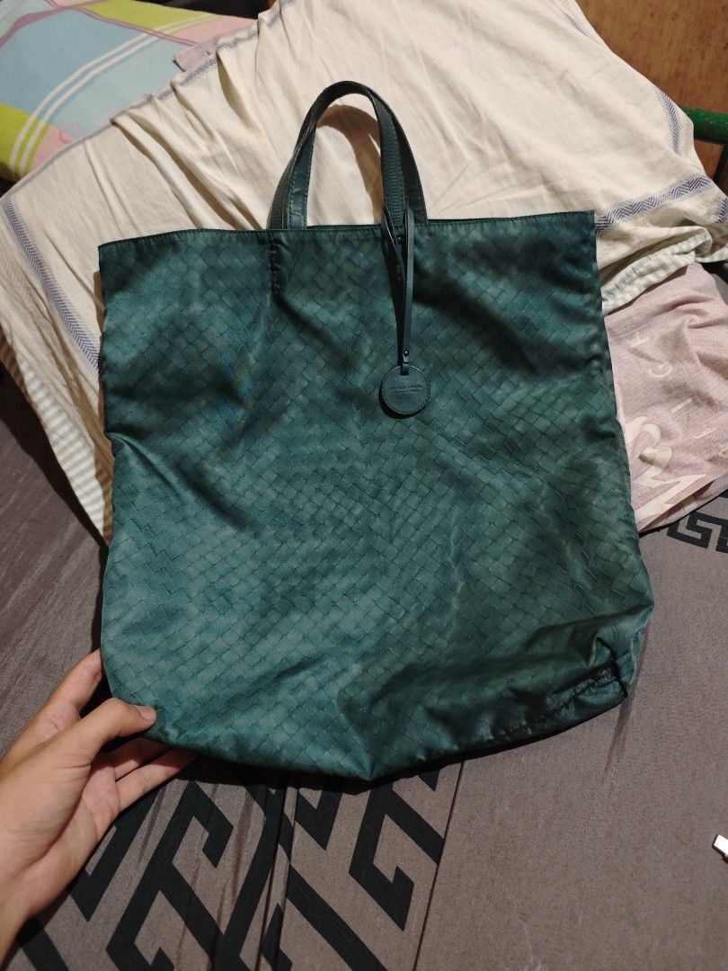 Bottega Veneta Tote bag (Category: Tote Bags) located in Calauag. Submitted by cou1_h (Listing ID 1470002842, Image 2). Description: Dm Issue nasa photos.