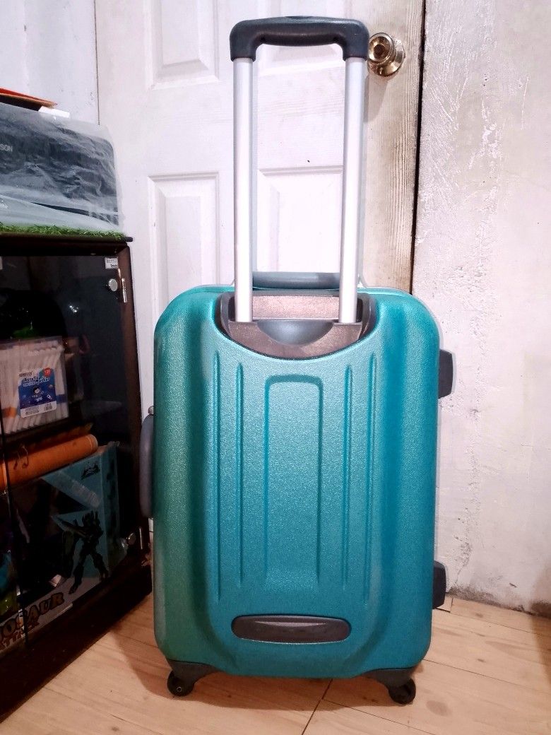 Branded Spalding Medium Hardcase Luggage (Category: Luggage) located in Dasmarinas. Submitted by michie_olshoppe25 (Listing ID 1470088090, Image 2). Description: .