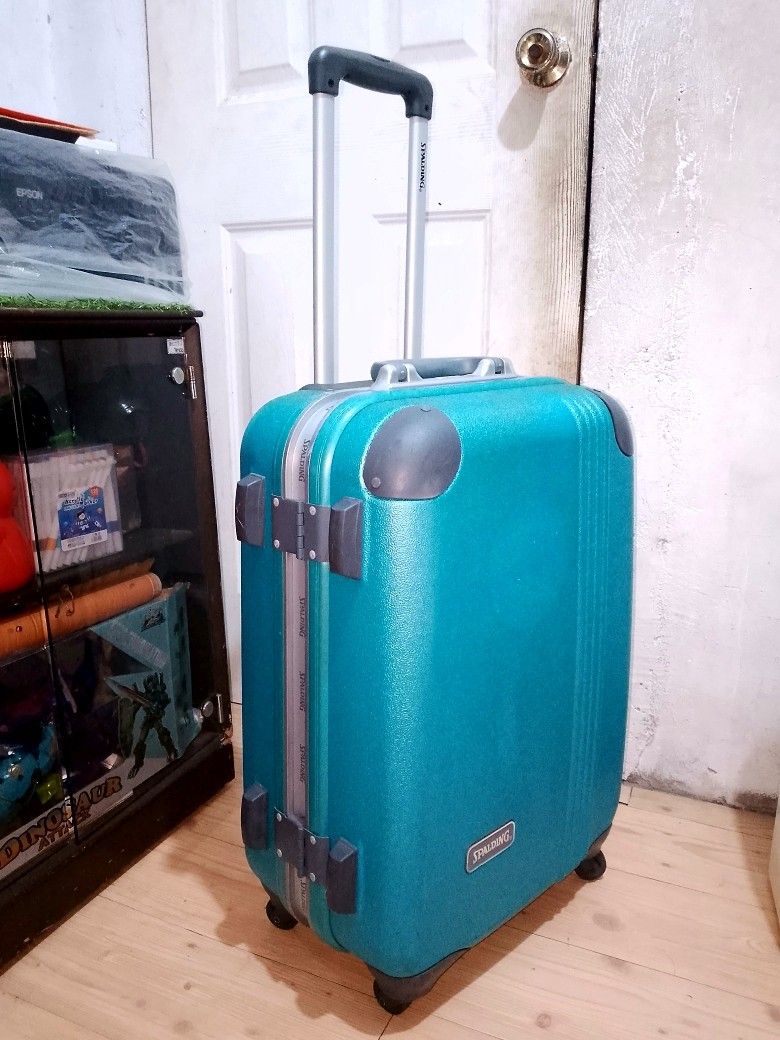 Branded Spalding Medium Hardcase Luggage (Category: Luggage) located in Dasmarinas. Submitted by michie_olshoppe25 (Listing ID 1470088090, Image 3). Description: .