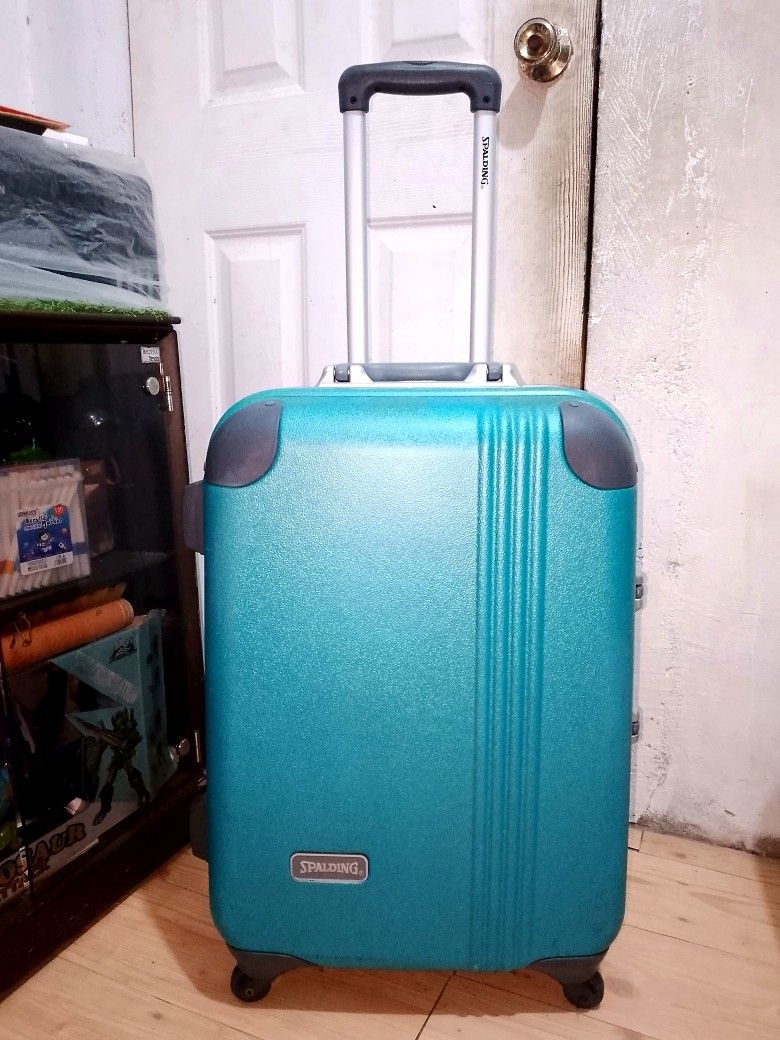 Branded Spalding Medium Hardcase Luggage (Category: Luggage) located in Dasmarinas. Submitted by michie_olshoppe25 (Listing ID 1470088090, Image 1). Description: .