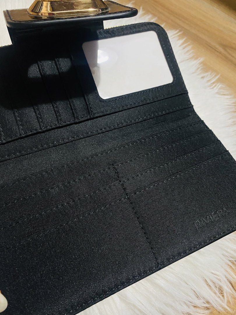 Brandnew wallet✨ (Category: Luxury Bags & Wallets) located in Bulacan. Submitted by Spothings (Listing ID 1469983393, Image 3). Description: Brand new wallet Bought 1,000 in SM marilao Hindi nagamit 54 pesos SF - Brand: Riviera - Material: Black patent leather with sleek smooth lining - Design: Elegant chevron quilting with gold twist-lock closure - Interior: Secure zip-around compartment - Storage: Multiple card slots, slip pockets, ID window, a
