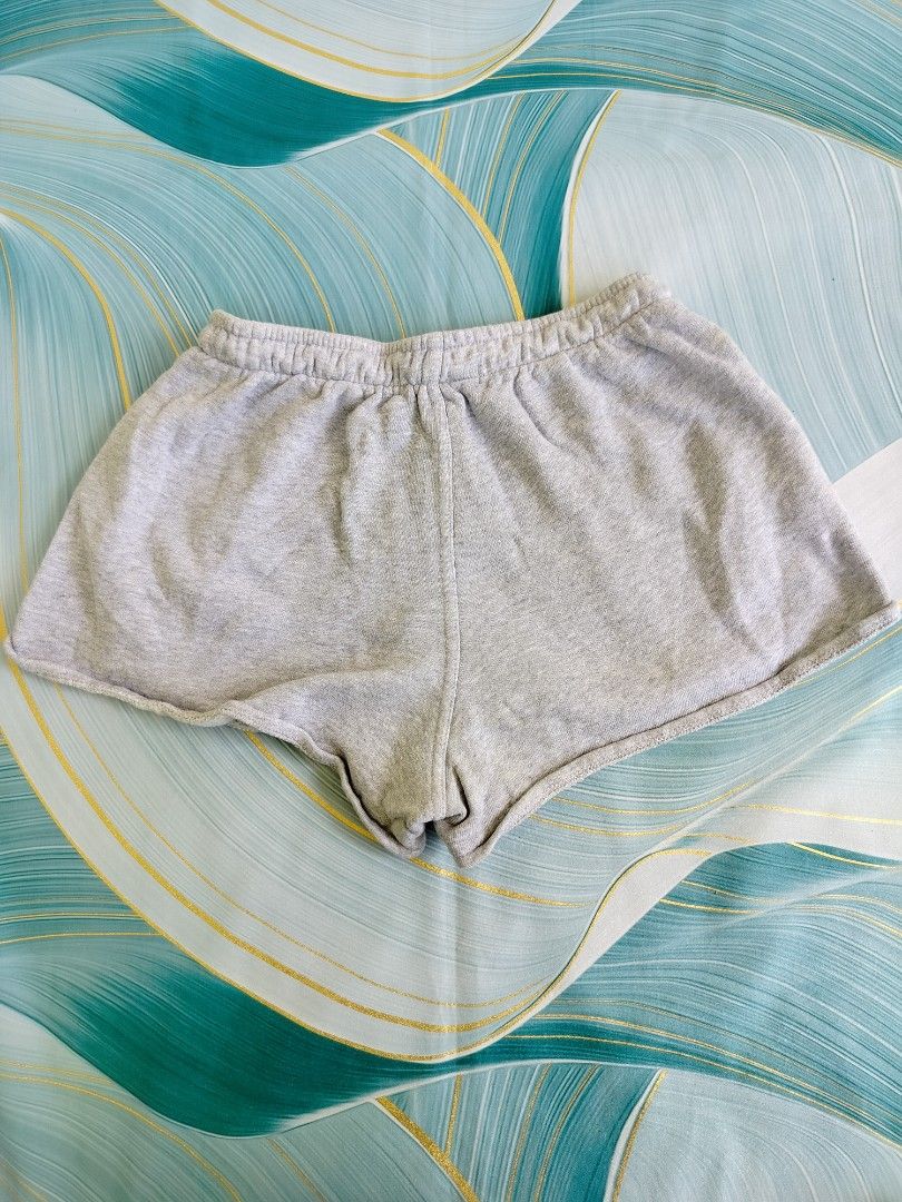 Brandy Melville Heather Grey Sweatshorts (Category: Shorts) located in Manila. Submitted by geraldquinto_917 (Listing ID 1470082106, Image 3). Description: - Brand: Brandy Melville - Color: Grey -Waist 24-34 - Style Tag: MR2112D-Z094 - Features: Elastic drawstring waistband, side pockets, trendy raw hem - Lining: Super soft fleece for ultimate comfort - Condition: Excellent / Like new - Perfect for: Chilling at home, gym sessions, or casual erran