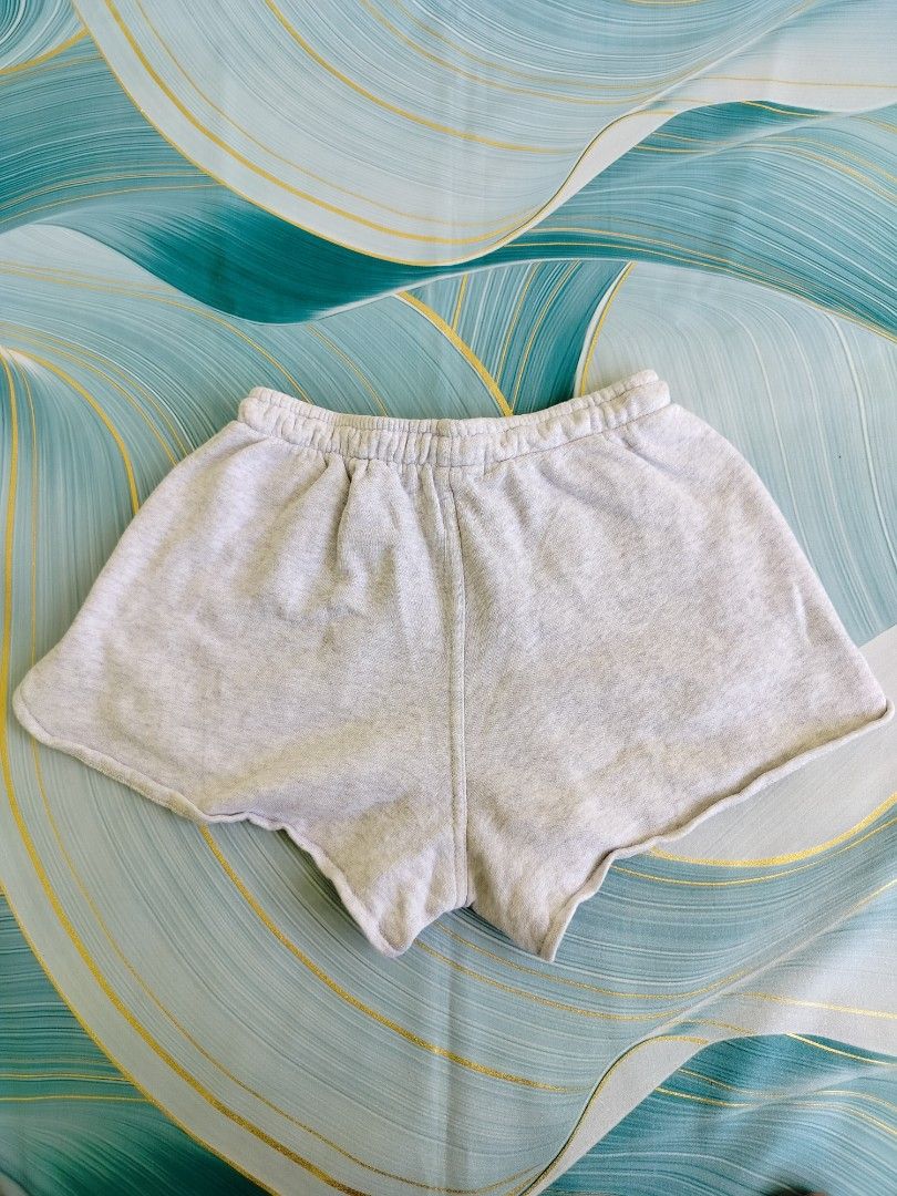 Brandy Melville Heather Grey Sweatshorts (Category: Shorts) located in Manila. Submitted by geraldquinto_917 (Listing ID 1470082534, Image 3). Description: - Brand: Brandy Melville -Waist 22-32 - Color: Heather grey - Model: MR212D-Z094 - Material: Super soft fleece interior - Features: Elastic waistband with adjustable drawstring and two side pockets - Fit: Easy fit, ideal for lounging or casual wear - Condition: Brand new / Excellent.