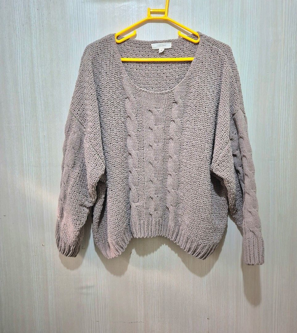 Brown Cable Knit Sweater Size M (Category: Coats, Jackets and Outerwear) located in San Mateo. Submitted by sellbypelle (Listing ID 1470023499, Image 2). Description: Pre loved 🌸 Brand: onetheland (m on tag) Actual Measurements W: 23 (46 bust) L : 23 inch No Issue Location: Rizal 💰 Payment: GCash — pay first 📦 Shipping: + sf via J&T only 🗓️ Batch shipping: Once a week 💡 Actual color may vary slightly due to lighting and screen settings. .